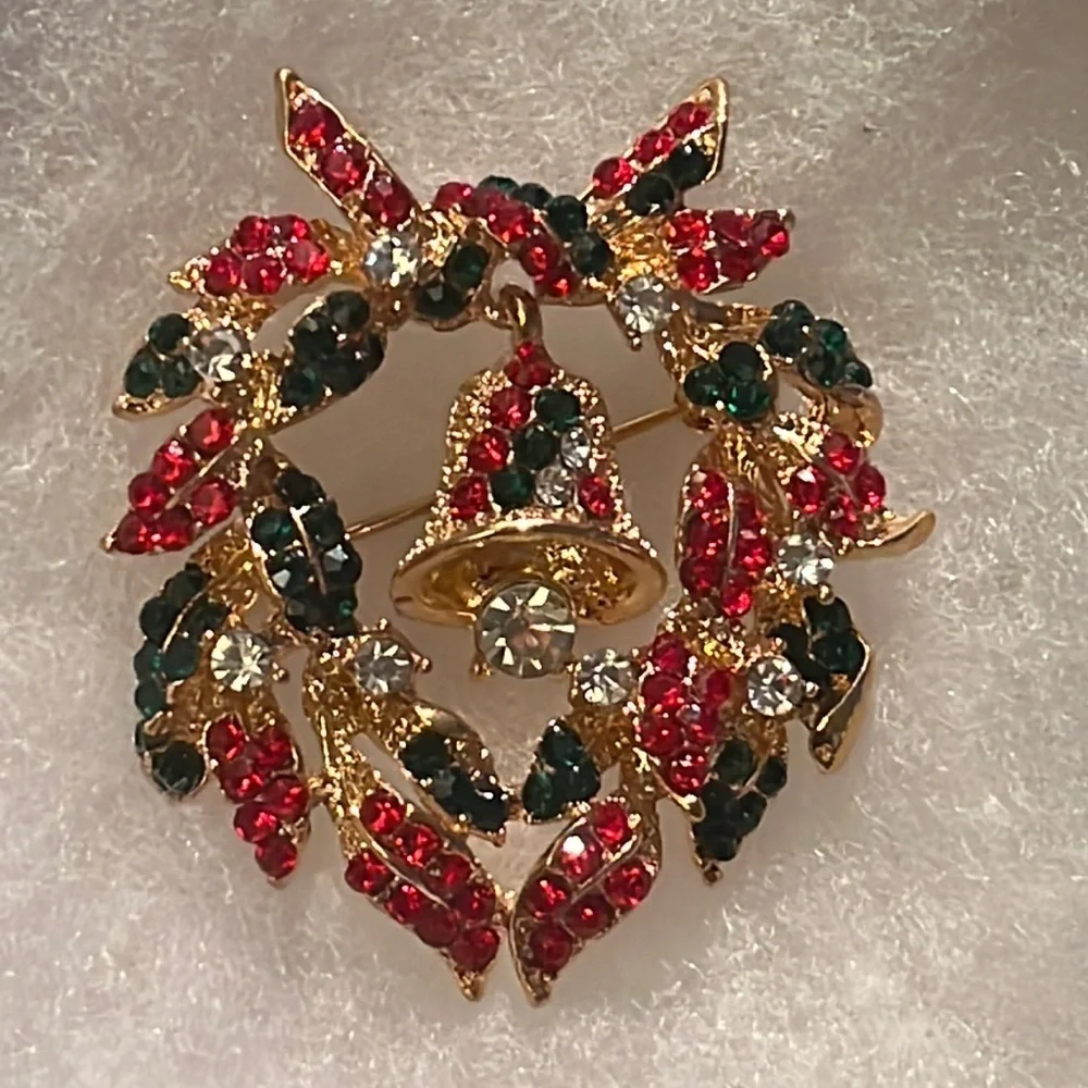 🎄💫 Crystal Encrusted Holiday Wreath Brooch in Gold Tone Setting 🎄✨